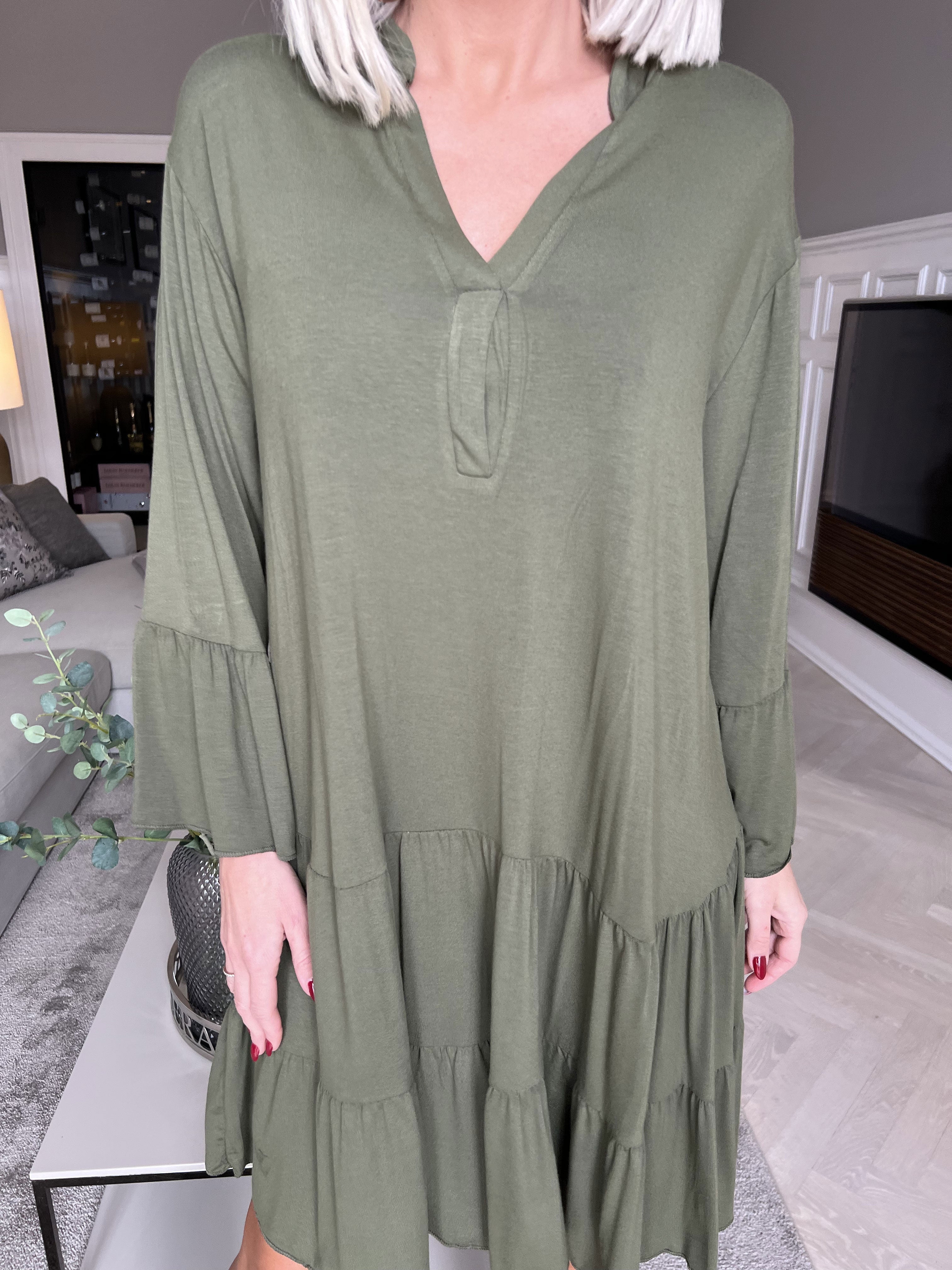 Pauline Plain - Klänning med v-ringning och liten volangkjol